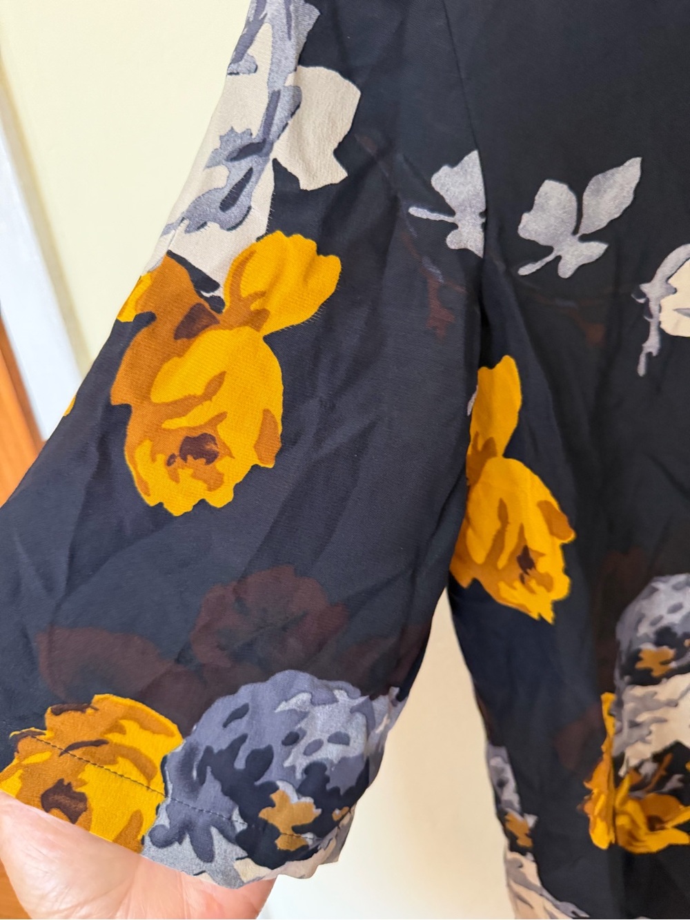 Theory Antazia 100% Silk Black Floral Keyhole Blouse - Picture 3 of 8